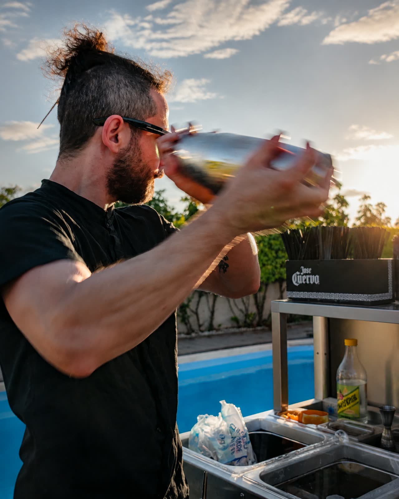 Bartender Night Wave prepara un cocktail con lo shaker accanto alla postazione all’aperto.